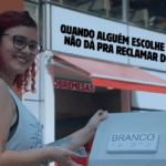 Pessoa em loja depositando papel na urna com o texto “BRANCO” e “CONFIRMA”, em campanha “Whopper em Branco”