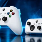 Xbox Nano Controller branco ao lado de outro controle, com botões e logotipo Xbox, em cenário futurista azul