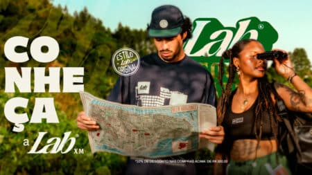 Imagem promocional do e-commerce Xeque Mate, com modelo segurando mapa e destaque da marca Lab ao ar livre.