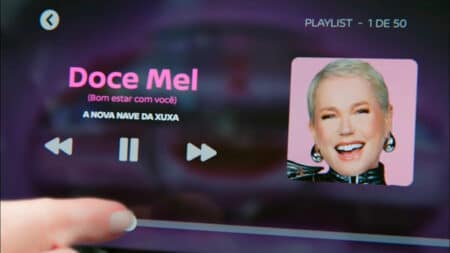 Nissan e Xuxa: “Doce Mel” na campanha com mensagem subliminar Tela de playlist com a música “Doce Mel”, destacando a campanha da Nissan com referência à Xuxa