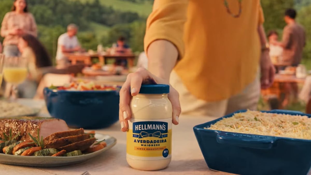 Pote de Hellmann's em mesa com família reunida