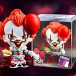 Bonecos colecionáveis do Pennywise, com balões e caixa da Fandom Box, em cenário de Halloween