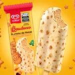 Embalagem e picolé de sorvete Bauducco da Kibon para o Natal, com chocolate branco e biscoito, em fundo temático natalino.