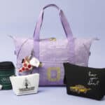 Coleção Kipling Friends com bolsa lilás e acessórios temáticos ao lado de necessaire e bags preta