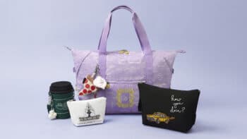 Coleção Kipling Friends com bolsa lilás e acessórios temáticos ao lado de necessaire e bags preta
