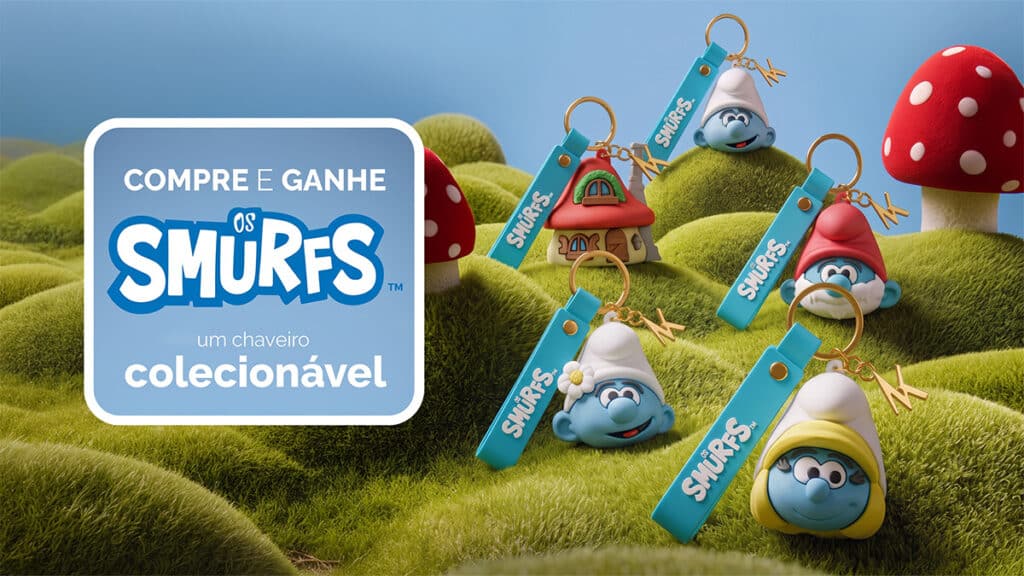 Kopenhagen: chaveiros colecionáveis Smurfs (promoção) Imagem promocional da Kopenhagen com chaveiros colecionáveis dos Smurfs na grama, com personagens e cartão “Compre e ganhe os Smurfs”.