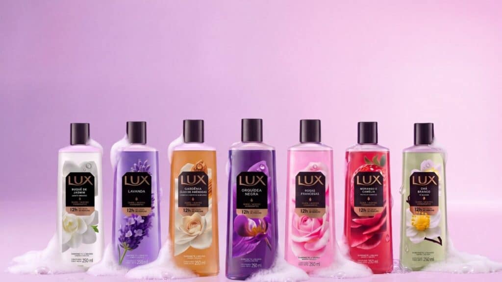 Promoção LUX: sabonetes líquidos com novas fragrâncias Linha de sabonetes líquidos LUX com diferentes fragrâncias em embalagens repaginadas, em fundo rosa e branco.