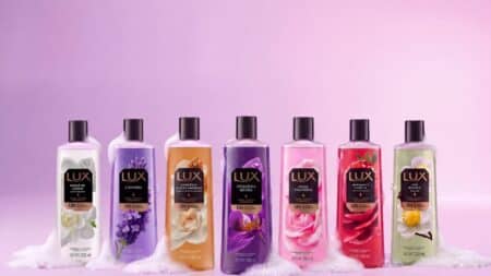 Promoção LUX: sabonetes líquidos com novas fragrâncias Linha de sabonetes líquidos LUX com diferentes fragrâncias em embalagens repaginadas, em fundo rosa e branco.