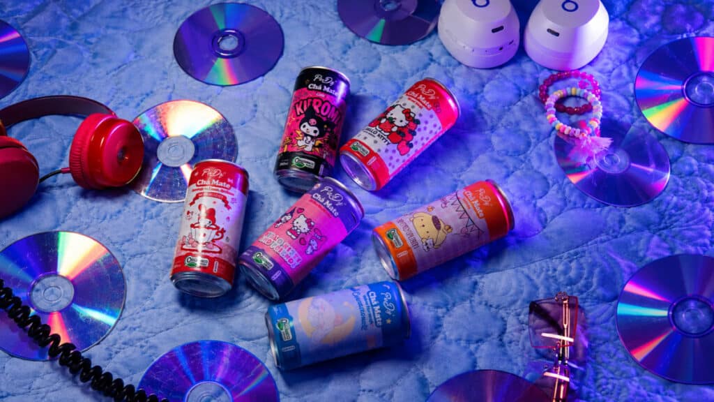 Chá-mate Hello Kitty and Friends da PeD Bebidas Embalagens de chá-mate Hello Kitty and Friends da PeD Bebidas sobre fundo azul com discos holográficos