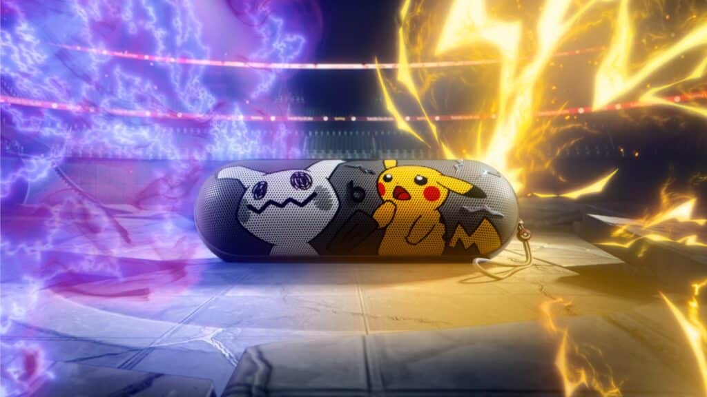 Beats Pokémon: caixa de som com Pikachu e Poké Ball Caixa de som Beats com tema Pokémon, com Pikachu e Poke Ball em destaque sobre fundo com energia e raios coloridos.