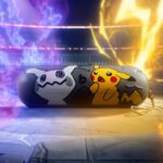 Caixa de som Beats com tema Pokémon, com Pikachu e Poke Ball em destaque sobre fundo com energia e raios coloridos.