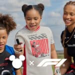 Campanha Riachuelo Disney e Fórmula 1 com duas crianças e uma apresentadora usando roupas da collab.