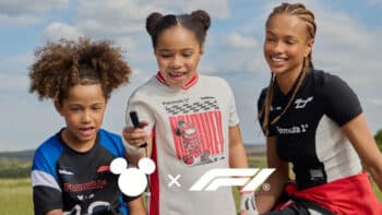 Riachuelo Disney Fórmula 1: collab com roupas e personagens Campanha Riachuelo Disney e Fórmula 1 com duas crianças e uma apresentadora usando roupas da collab.