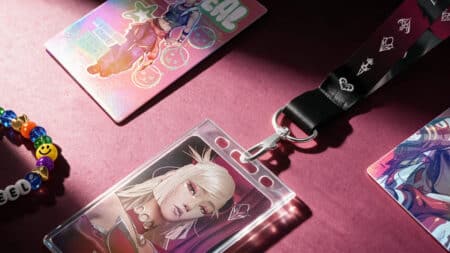 Riot Games Pop-Up: chaveiros e cards temáticos K-POP Chaveiros e cards temáticos da Riot Games em cenário rosa, com personagens do universo K-POP e pop-up store.