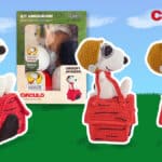 Imagem do kit de amigurumi Snoopy Aviador da Círculo, com casinha vermelha, fios e instruções para crochê.