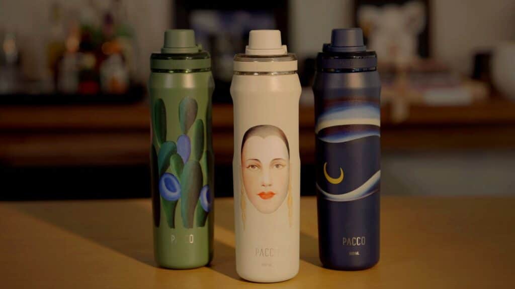 PACCO VYTA: garrafa térmica com Tarsila do Amaral Garrafa térmica VYTA em edição limitada com pintura de Tarsila do Amaral, três unidades na mesa.