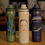 Garrafa térmica VYTA em edição limitada com pintura de Tarsila do Amaral, três unidades na mesa.