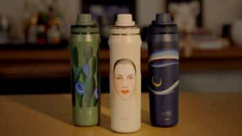 PACCO VYTA: garrafa térmica com Tarsila do Amaral Garrafa térmica VYTA em edição limitada com pintura de Tarsila do Amaral, três unidades na mesa.