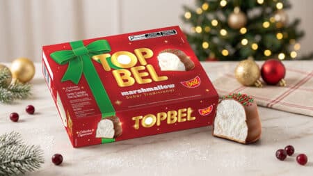 TopBel Natal: marshmallow com wafer e chocolate ao leite Embalagem do marshmallow TopBel Natal com wafer e chocolate ao leite, ao lado de um pacotinho aberto em decoração de Natal